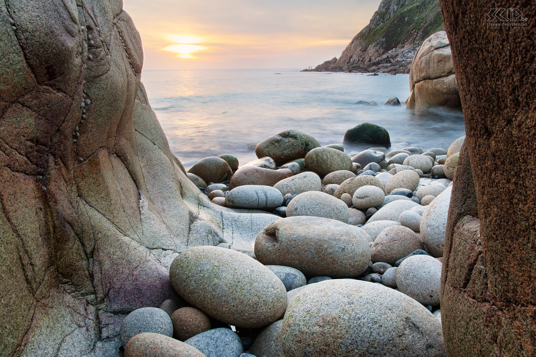 Zonsondergang aan Porth Nanven / Cot Valley Beach Porth Nanven / Cot Valley Beach wordt het ook wel 'Dinosaur Egg Beach' genoemd vanwege de opmerkelijke eivormige stenen en prachtige rotsformaties. De derde avond was er een wonderlijke zonsondergang. Stefan Cruysberghs